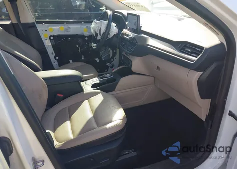 2021 Ford Escape Titanium z USA, uszkodzony, nr VIN 1FMCU9J90MUA30628